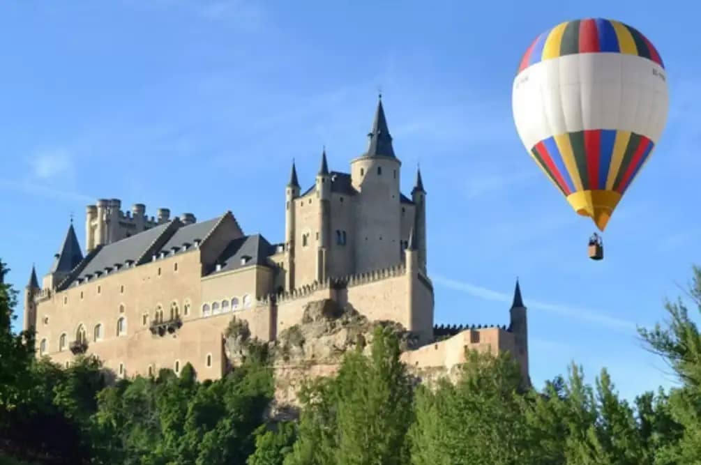 Vuelo en globo para una escapada romántica exclusiva en Segovia