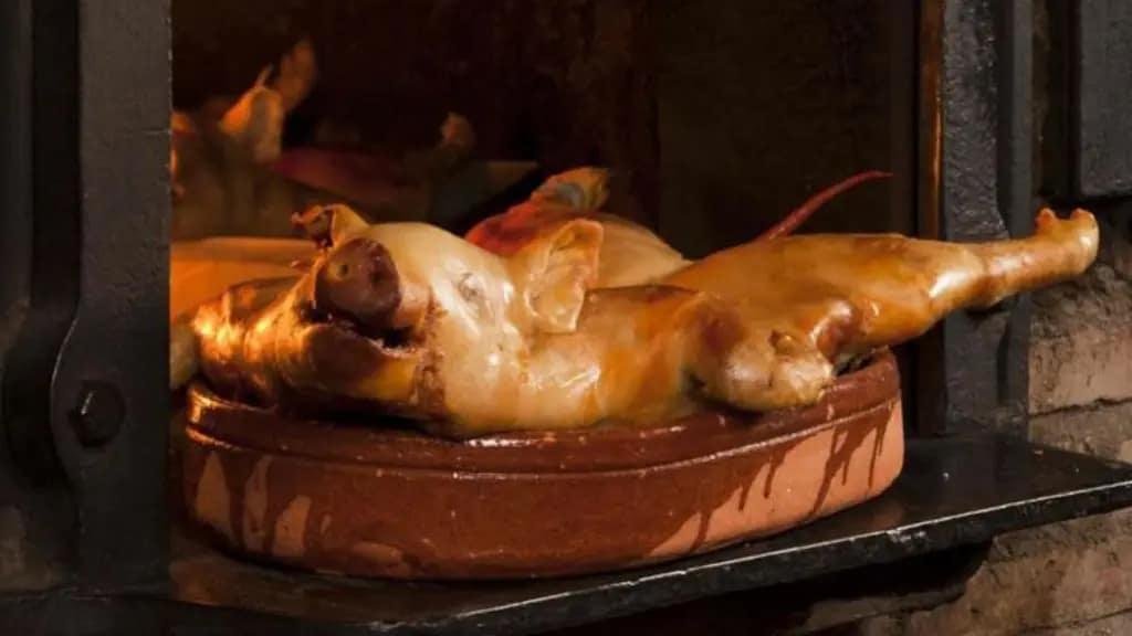 Cochinillo segoviano asado al horno de leña.