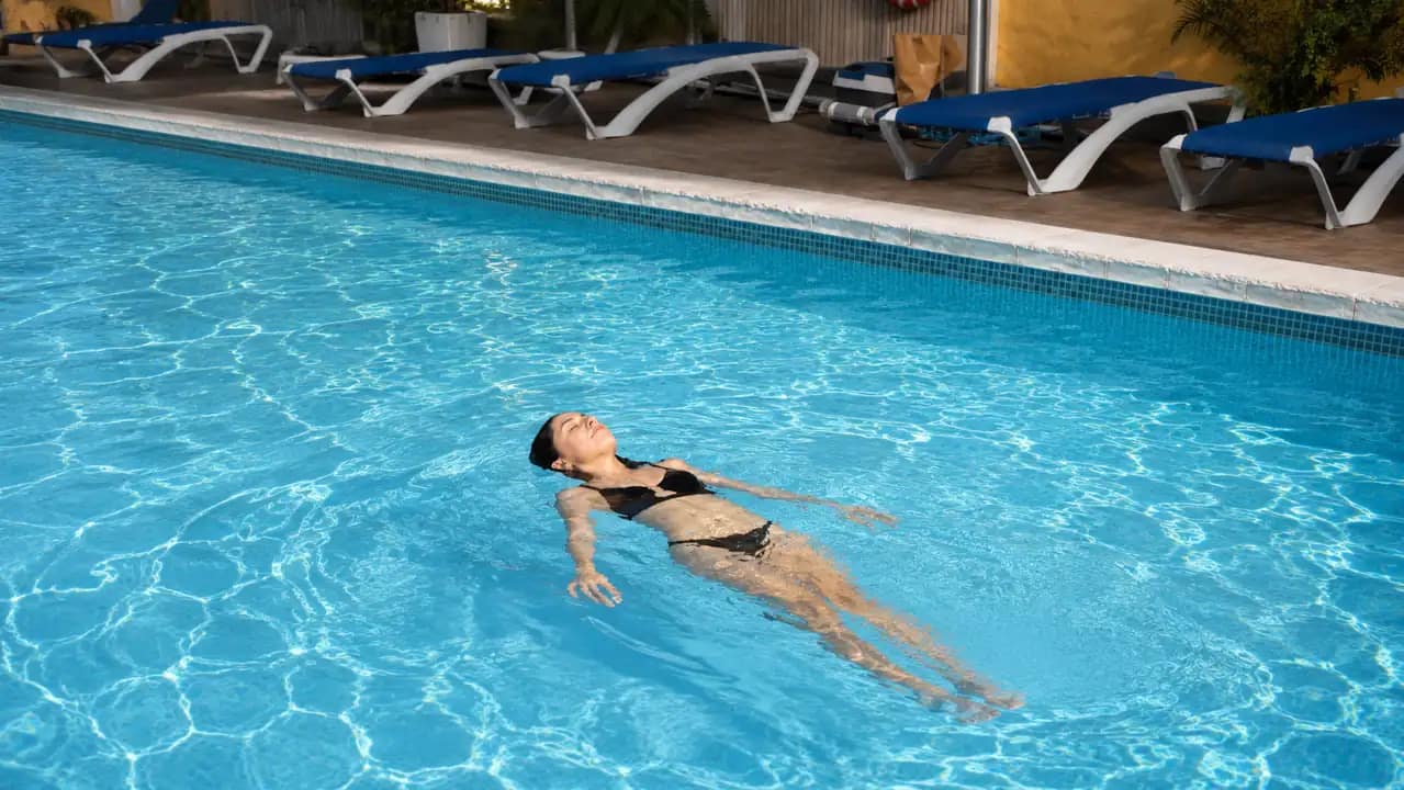 Relax junto a la piscina durante una escapada romántica