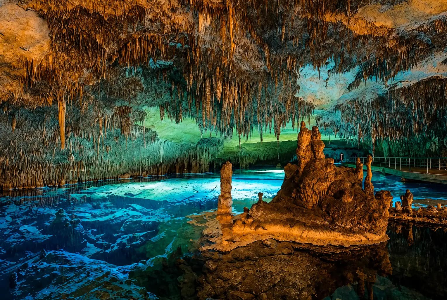 Espeleología y cuevas durante una experiencia de turismo rural